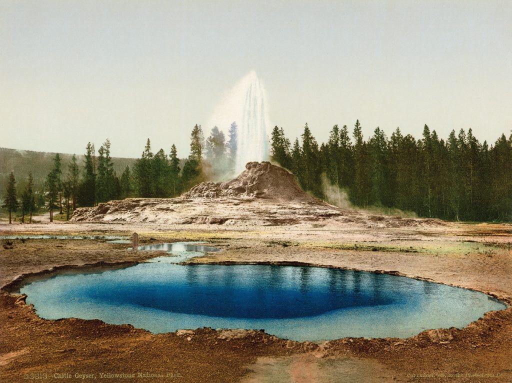 William Henry Jackson Photochrom Co., Castle Geyser, Yellowstone National Park, 1898 Da negativo originale di William Henry Jackson Fotocromia, 17x22,7 cm. Centro Documentazione Museo Nazionale della Montagna – CAI Torino.  Fondo Fotocromie