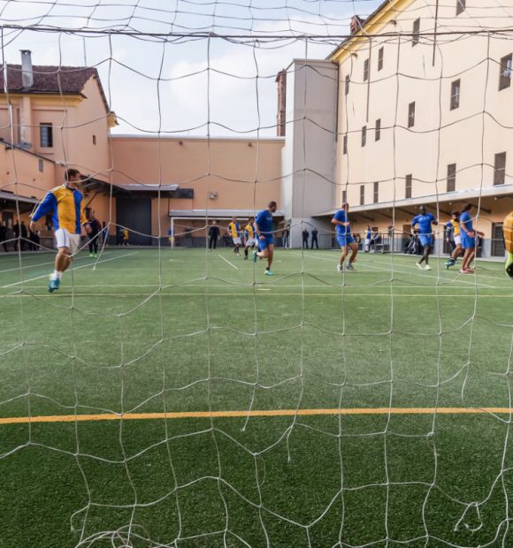 Una fase del quadrangolare di calcio nel carcere Santa Caterina di Fossano