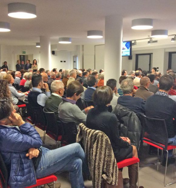 Sala della Cittadella gremita per una precedente conferenza alla Banca di Caraglio