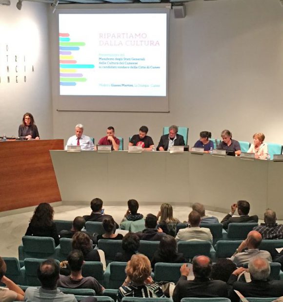 Un'immagine della serata di presentazione del Manifesto degli Stati Generali della Cultura ai candidati sindaco di Cuneo