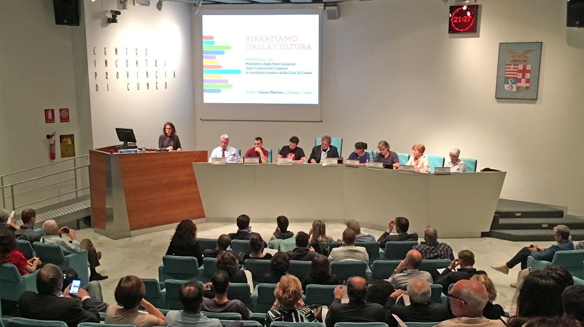 Un'immagine della serata di presentazione del Manifesto degli Stati Generali della Cultura ai candidati sindaco di Cuneo