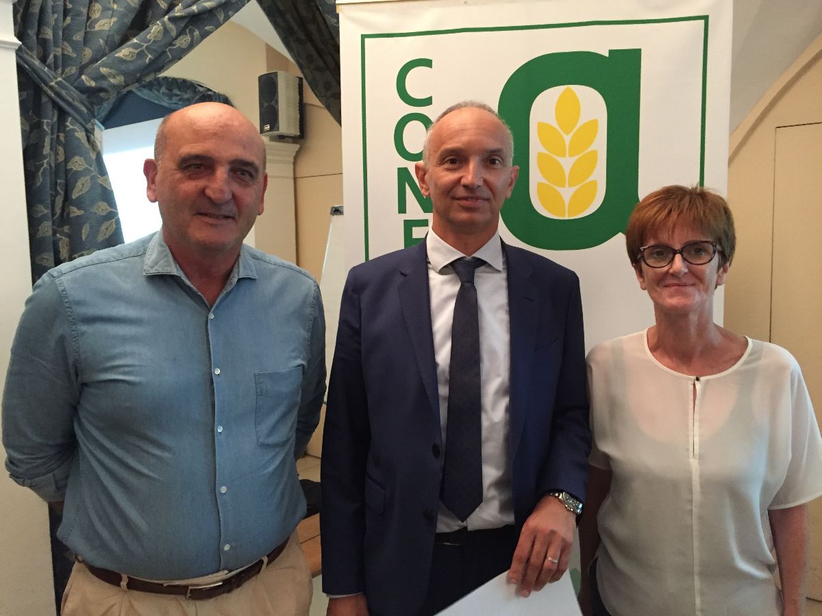 Il presidente di Confagricoltura Piemonte, Enrico llasia, al centro con Paolo Dentis e Paola Battioli