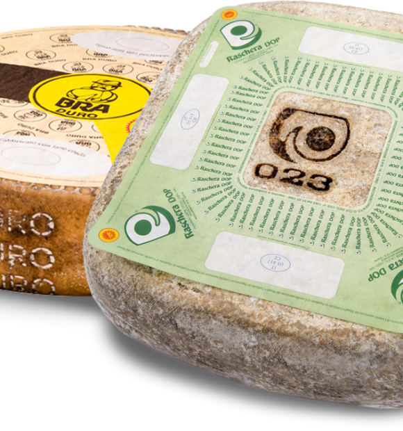 Forme di Bra e Raschera, tipici formaggi prodotti dai caseifici di Scarnafigi e non solo