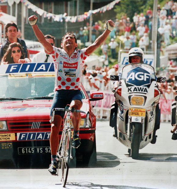 Claudio Chiappucci taglia per primo il traguardo a Sestriere, nel Tour de France del 1992. Un'impresa rimasta nella storia del ciclismo