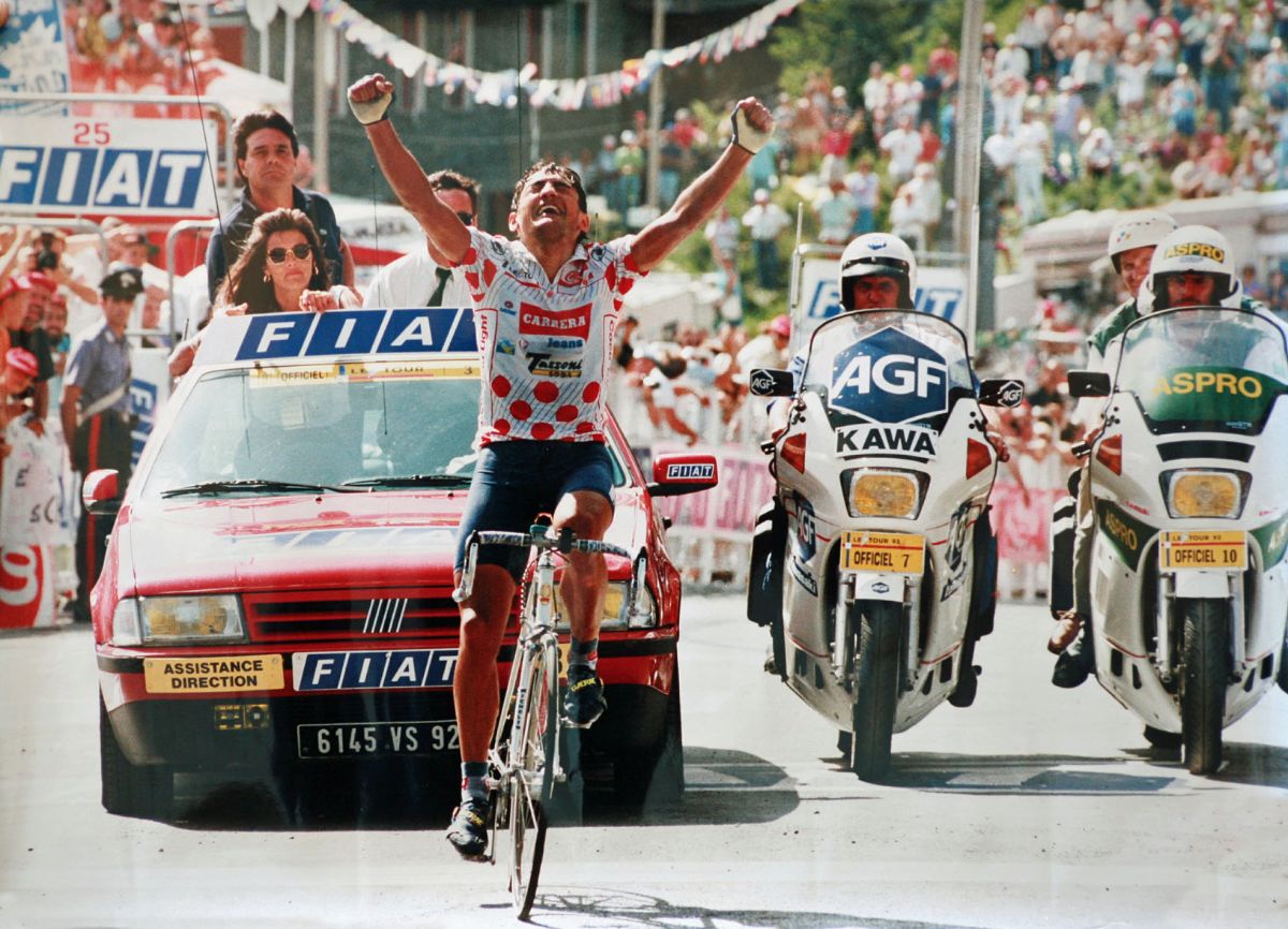 Claudio Chiappucci taglia per primo il traguardo a Sestriere, nel Tour de France del 1992. Un'impresa rimasta nella storia del ciclismo