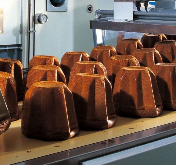 Una fase di produzione dei pandoro nello stabilimento Maina