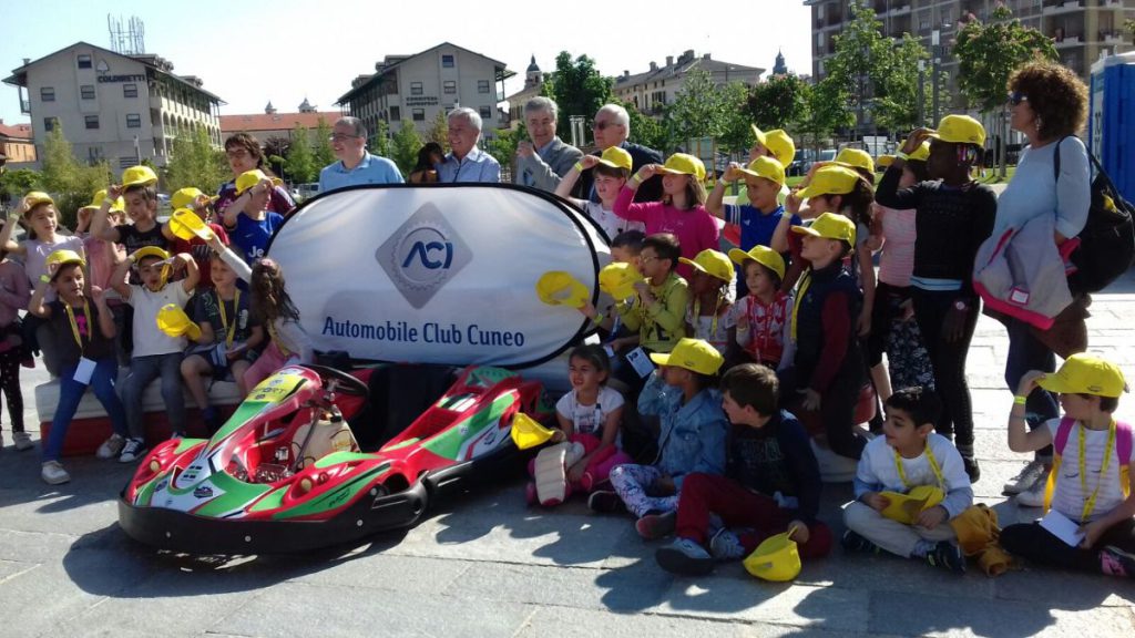 FotoGruppo_Bambini Karting in piazza