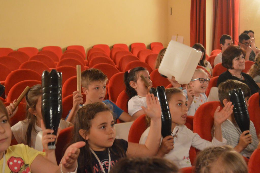 Bambini impegnati nel laboratorio "In viaggio col doppiaggio"