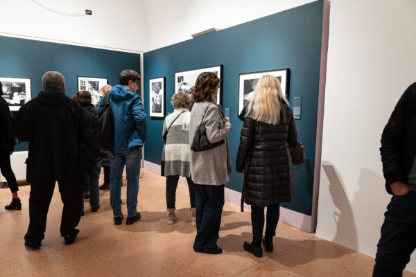 La mostra "Elliott Erwitt. L’ideale fuggevole" alla Castiglia di Saluzzo