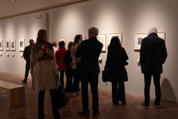 Visitatori al Filatoio di Caraglio per l'esposizione "Robert Doisneau. Trame di vita"