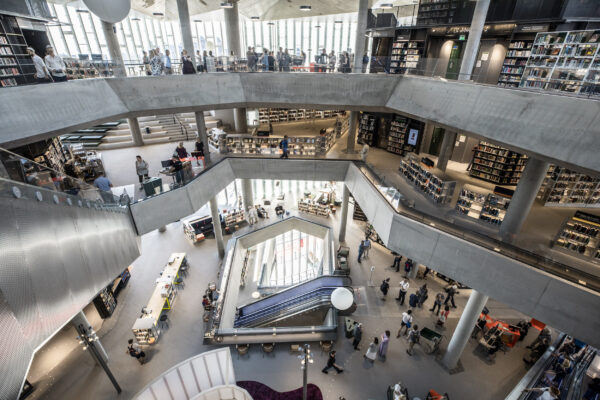 Gli avveniristici interni della biblioteca Deichman di Oslo