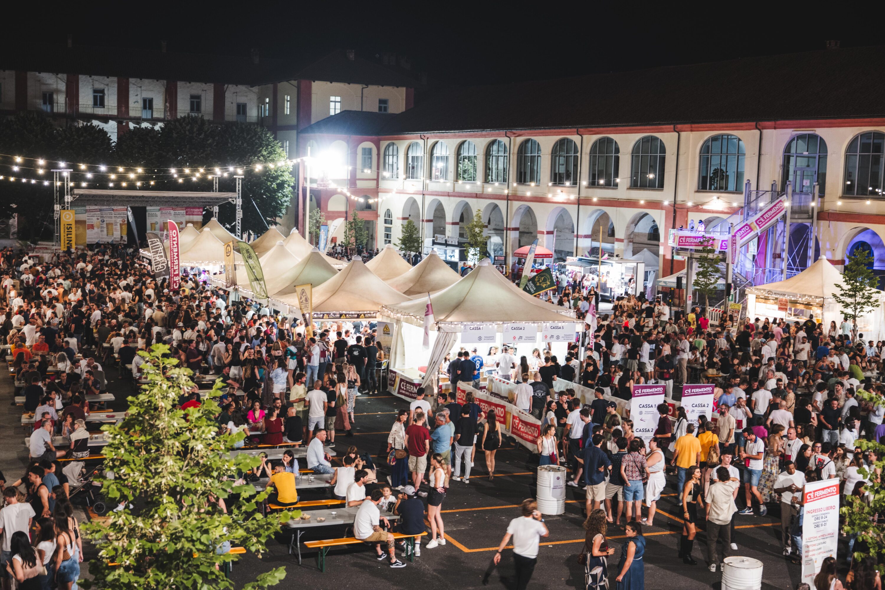 Oltre 12.000 persone hanno varcato l’ala del cortile de “Il Quartiere” per brindare alla 15° edizione di “C’è Fermento” a Saluzzo (ph@Paolo Cilli)