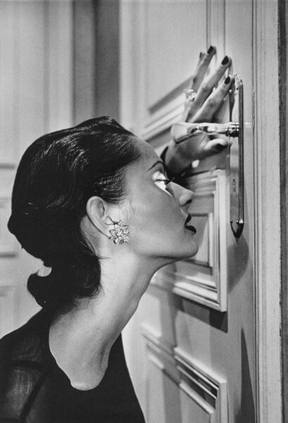 01.Helmut Newton, Heather looking through a keyhole, Paris 1994 © Helmut Newton Foundation